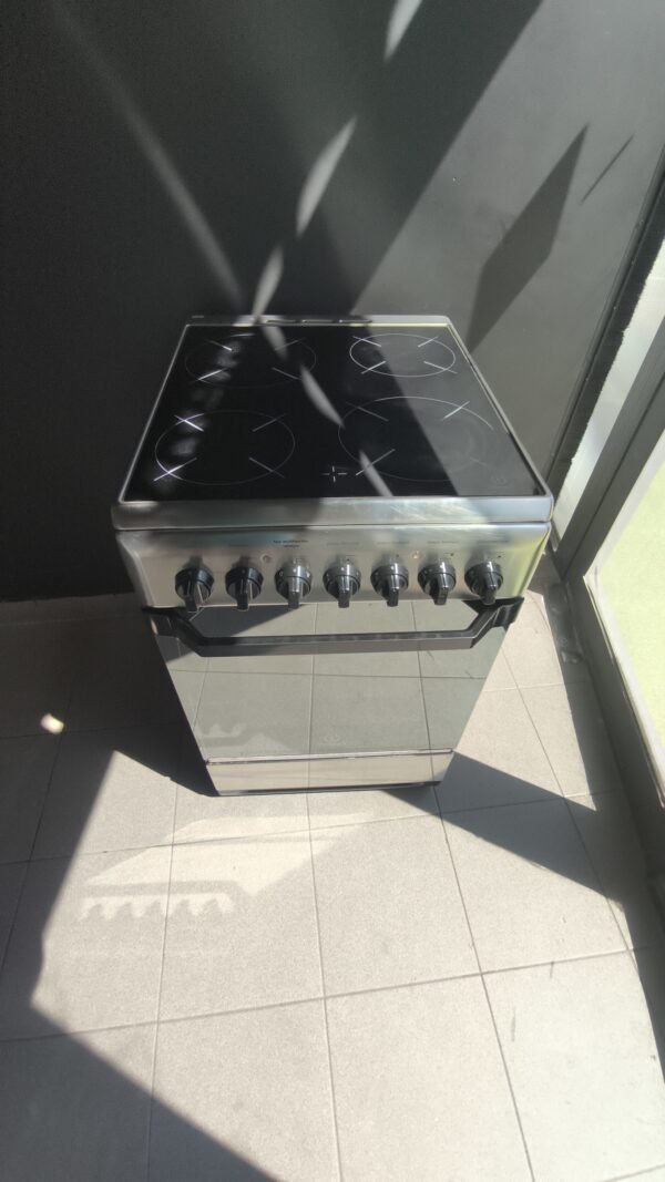 Cuisinière vitrocéramique Indesit 50 cm de largeur