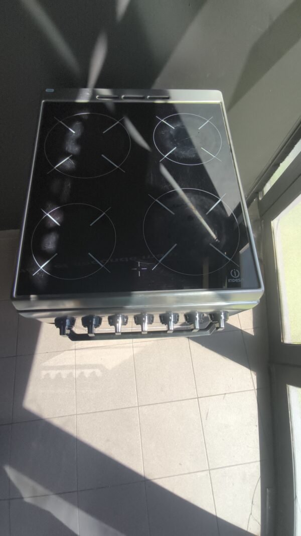 Cuisinière vitrocéramique Indesit 50 cm de largeur